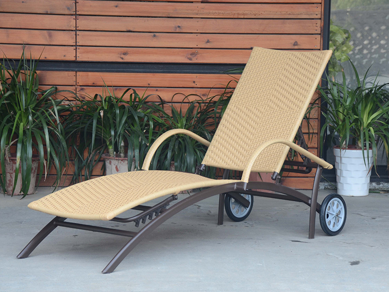 Rattan lounge buiten met twee wielen, aluminium rattan weven lounge, aluminium daybed, YQ-RB-404A