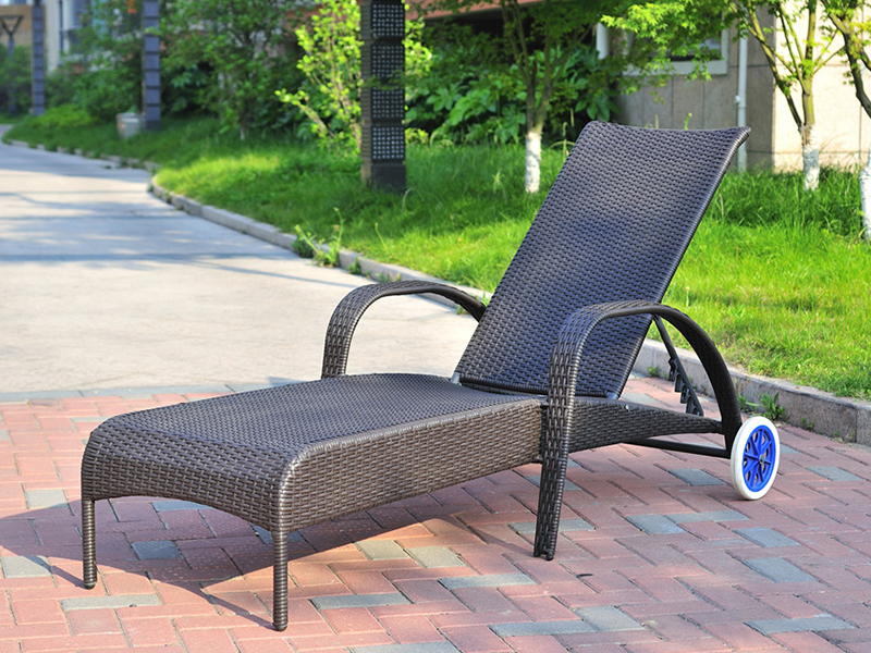Rattan Lounge met twee wielen, rattanbed buiten, rattan recliner stoel YQ-RB-410