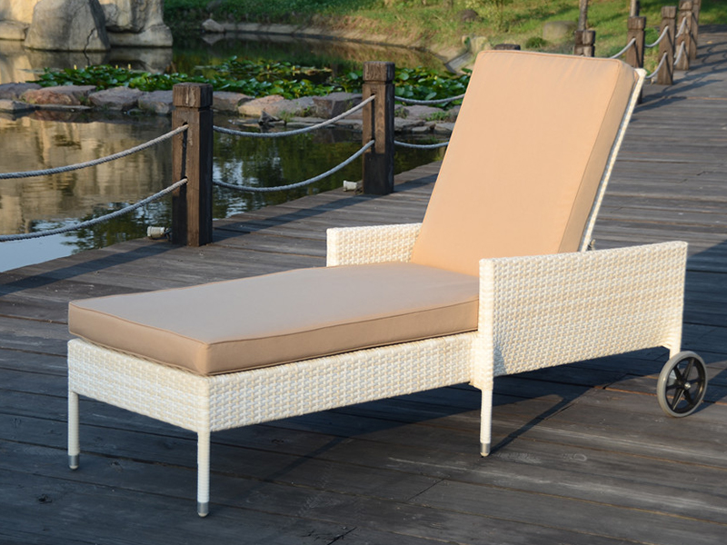 Rattan lounge buiten met twee wielen, handgeweven rattan ligbed, zwembadside rattan stoel YQ-RB-426
