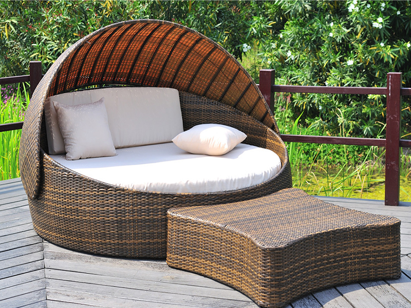 Rattan bed van buiten, grote buitenbodem van de vrijetijdsdag